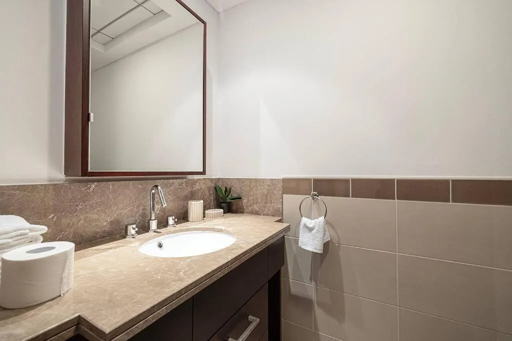 شقة Luxurious 1-Bed, 2-Bath With Burj Khalifa Views دبي
