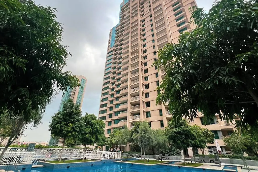 شقة Luxurious 1-Bed, 2-Bath With Burj Khalifa Views دبي