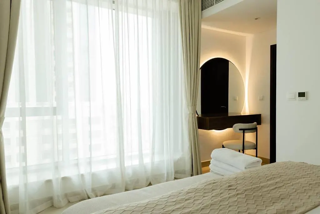 شقة Luxurious 1-Bed, 2-Bath With Burj Khalifa Views دبي