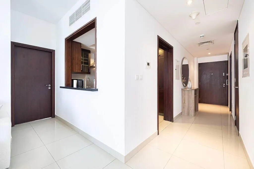 شقة Luxurious 1-Bed, 2-Bath With Burj Khalifa Views دبي 0*,