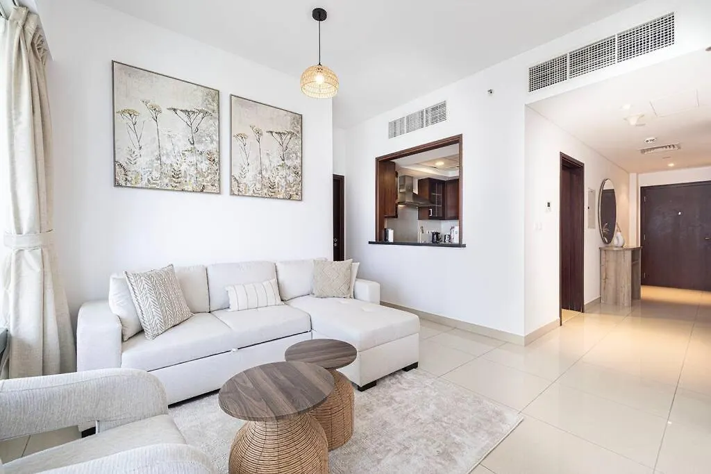 شقة Luxurious 1-Bed, 2-Bath With Burj Khalifa Views دبي 0*,