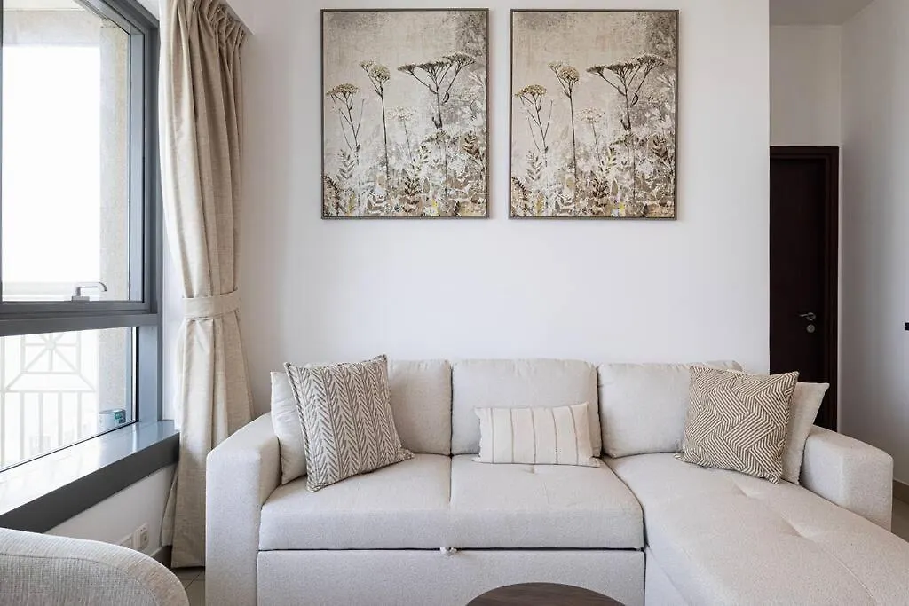 شقة Luxurious 1-Bed, 2-Bath With Burj Khalifa Views دبي