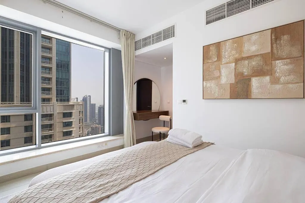 شقة Luxurious 1-Bed, 2-Bath With Burj Khalifa Views دبي