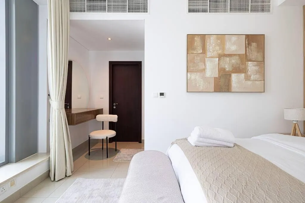 شقة Luxurious 1-Bed, 2-Bath With Burj Khalifa Views دبي