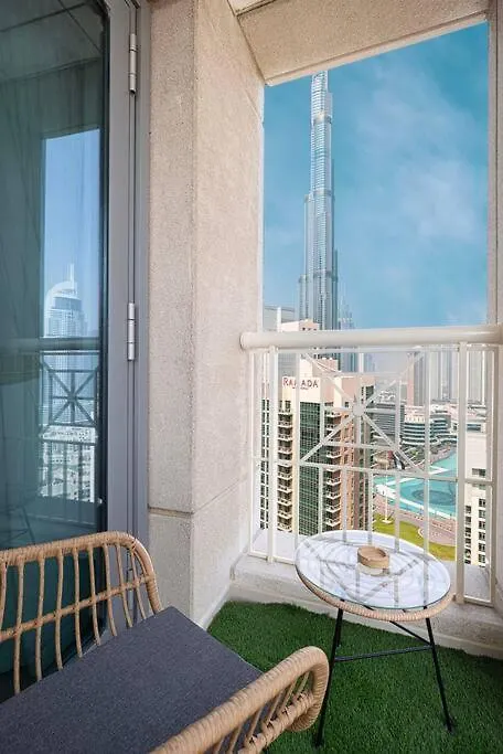 شقة Luxurious 1-Bed, 2-Bath With Burj Khalifa Views دبي